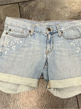 Eddie Bauer Light Blue Denim Cuffed Women’s Shorts with White Painted Detail